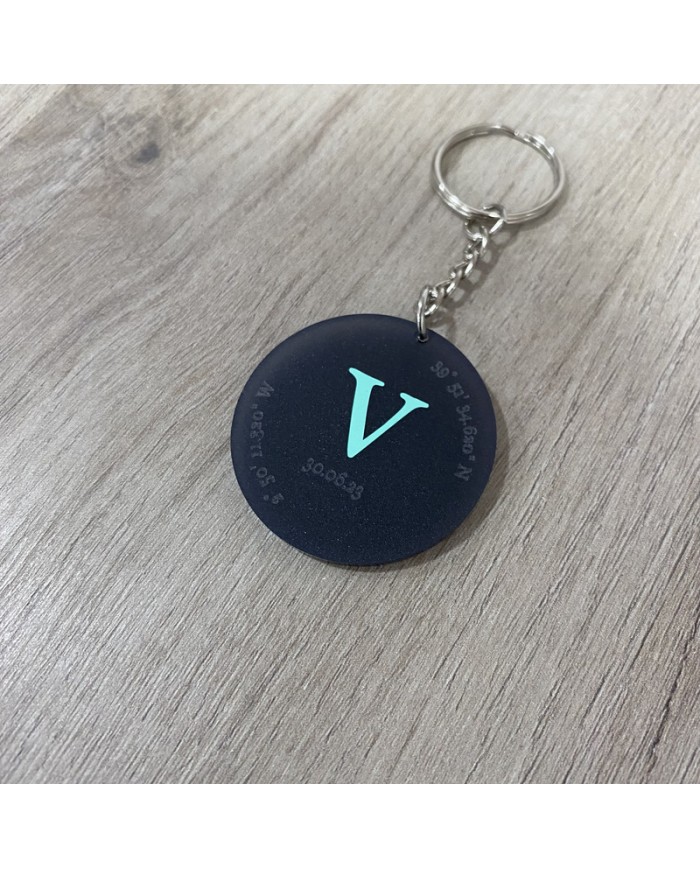 Llavero Coordenadas con Inicial en Vinilo