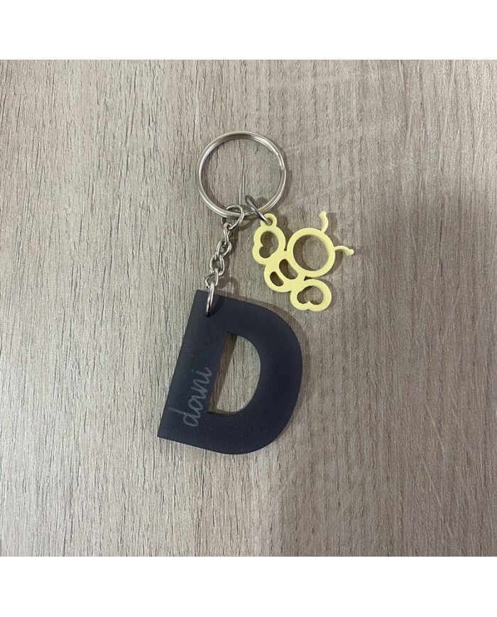 Llavero Inicial con Nombre Grabado y Colgante de Abeja