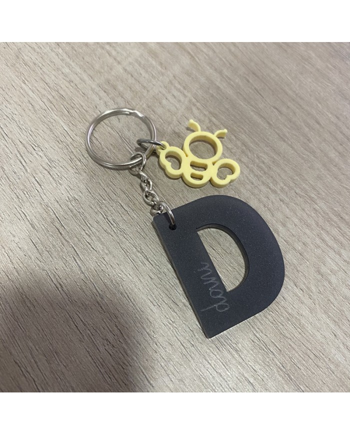 Llavero Inicial con Nombre Grabado y Colgante de Abeja