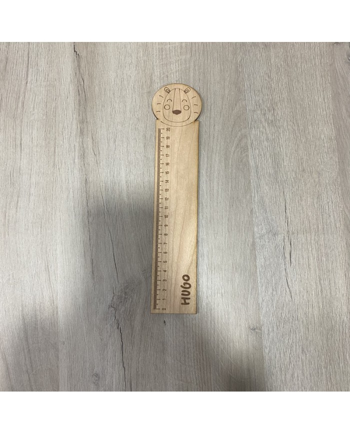 Regla de Madera de León con Nombre