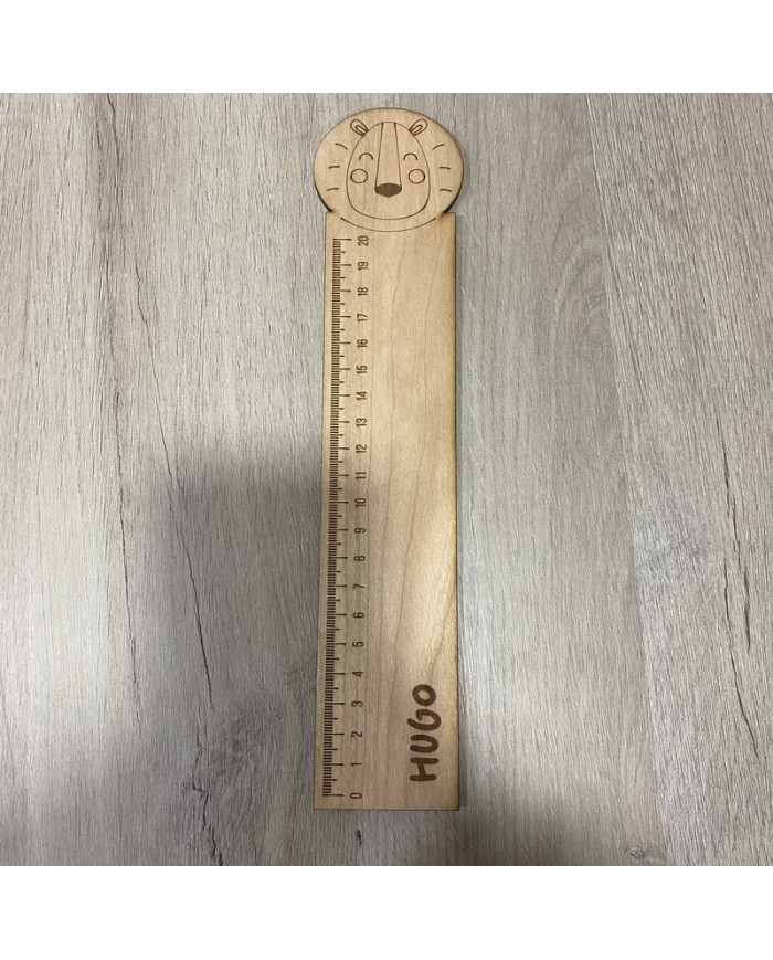 Regla de Madera de León con Nombre