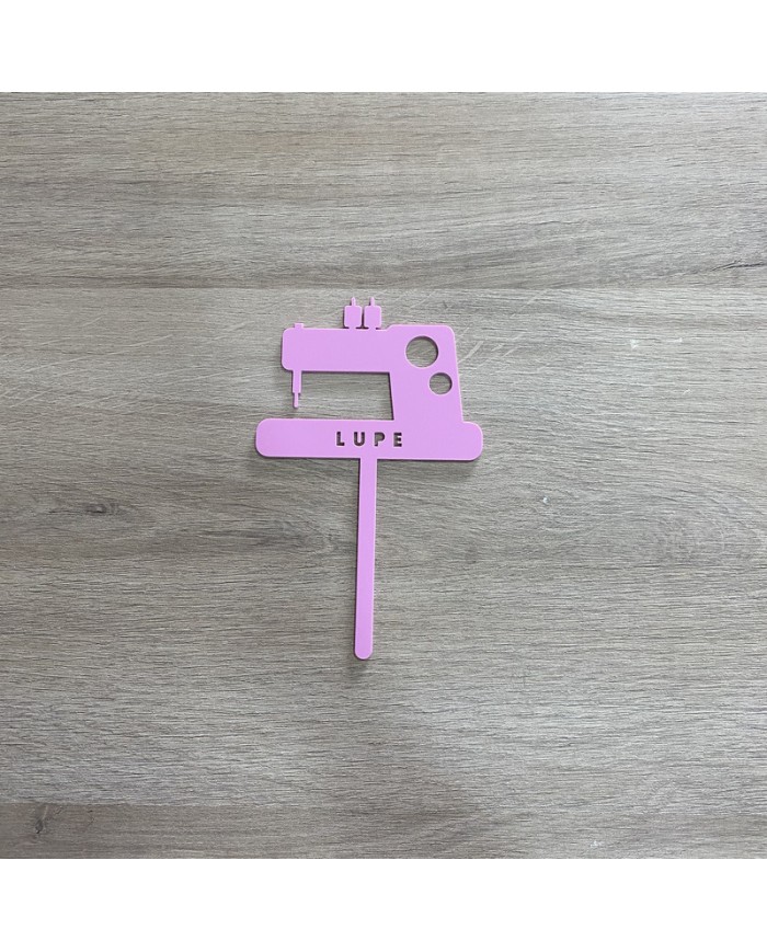 Topper Máquina de Coser con Nombre Calado Topper Máquina de Coser con Nombre Calado