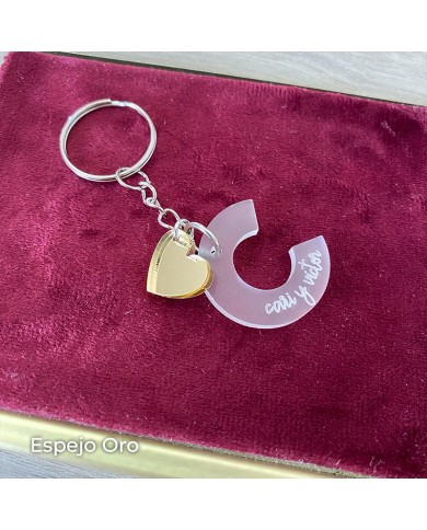 Llavero Inicial con Nombre Grabado y Colgante de Corazón