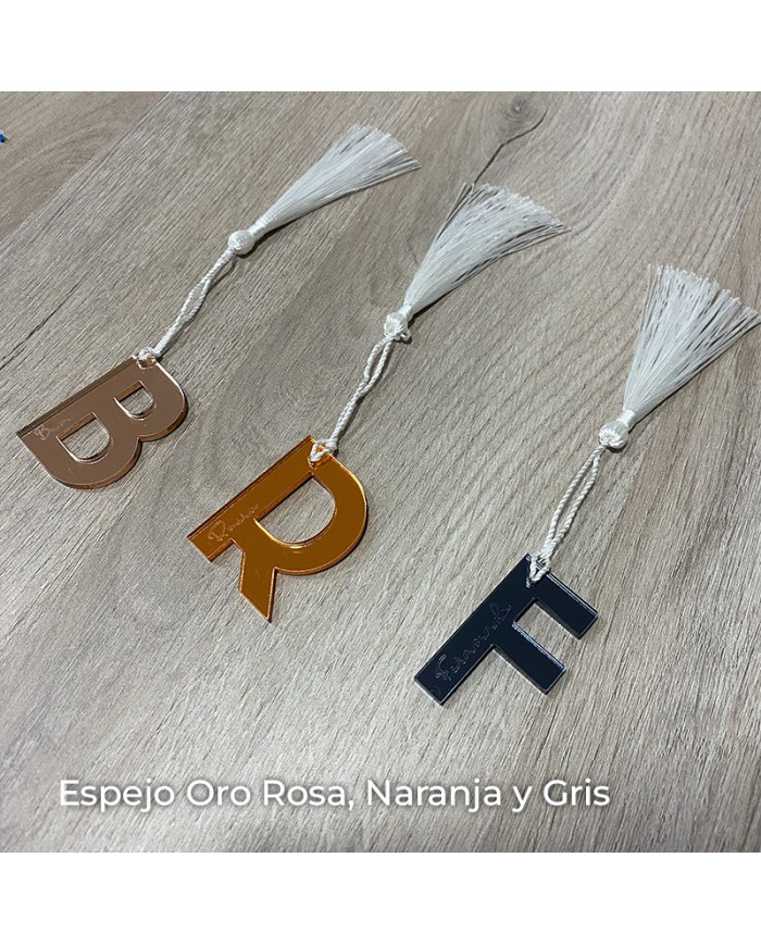 Marcasitios Inicial con Nombre Grabado y Borla