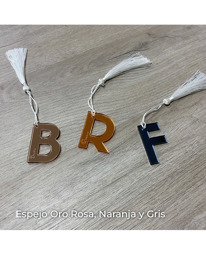 Marcasitios Inicial con Nombre Grabado y Borla