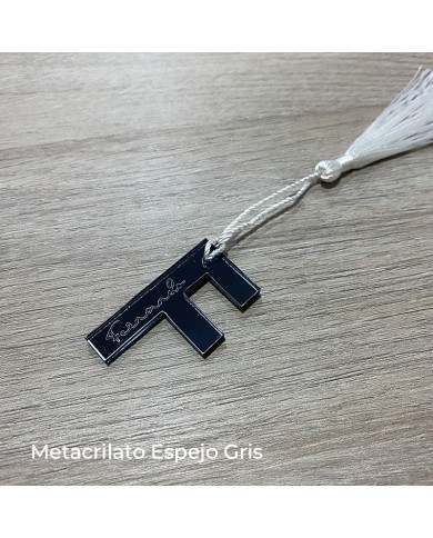 Marcasitios Inicial con Nombre Grabado y Borla