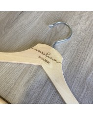 Percha Personalizada con Nombre y Fecha de Boda Grabados