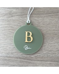 Bola de Navidad con Inicial en Metacrilato y Nombre en Vinilo Bola de Navidad con Inicial en Metacrilato y Nombre en Vinilo