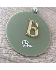 Bola de Navidad con Inicial en Metacrilato y Nombre en Vinilo Bola de Navidad con Inicial en Metacrilato y Nombre en Vinilo