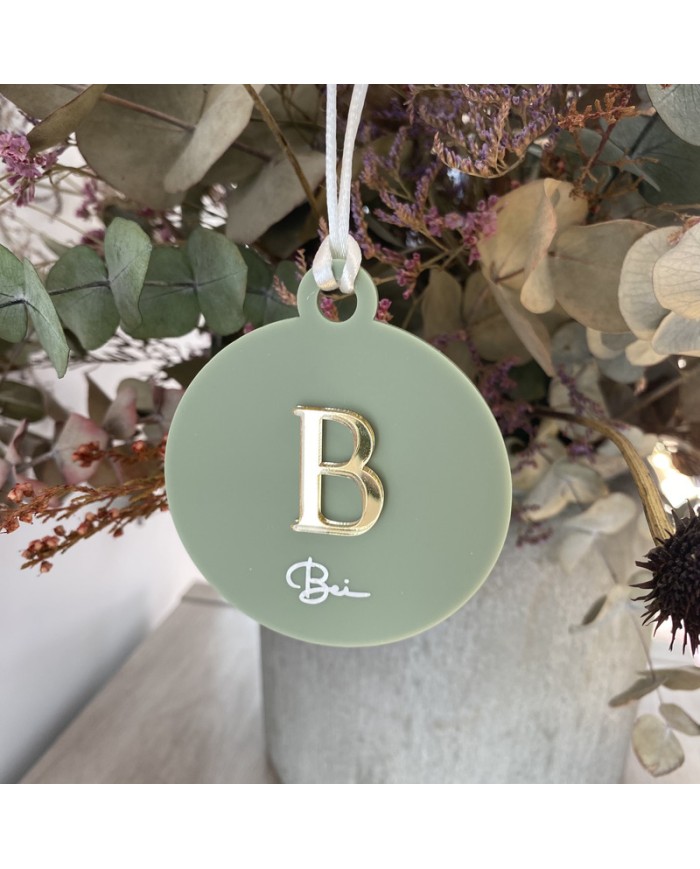 Bola de Navidad con Inicial en Metacrilato y Nombre en Vinilo Bola de Navidad con Inicial en Metacrilato y Nombre en Vinilo