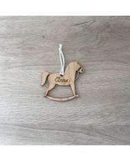 Bola de Navidad Caballito Balancín en Metacrilato con Nombre en Vinilo Bola de Navidad Caballito Balancín en Metacrilato con Nombre en Vinilo