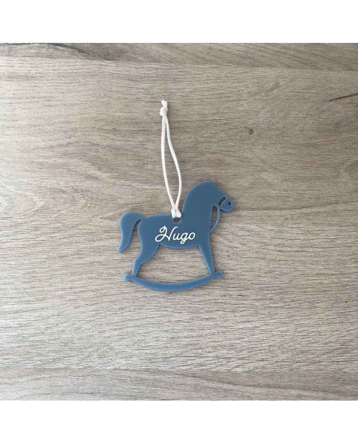 Bola de Navidad Caballito Balancín en Metacrilato con Nombre en Vinilo Bola de Navidad Caballito Balancín en Metacrilato con Nombre en Vinilo