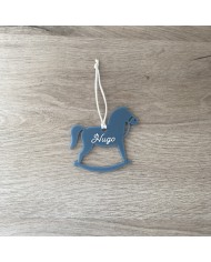 Bola de Navidad Caballito Balancín en Metacrilato con Nombre en Vinilo Bola de Navidad Caballito Balancín en Metacrilato con Nombre en Vinilo