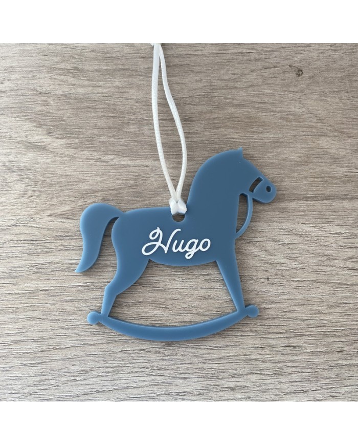 Bola de Navidad Caballito Balancín en Metacrilato con Nombre en Vinilo Bola de Navidad Caballito Balancín en Metacrilato con Nombre en Vinilo