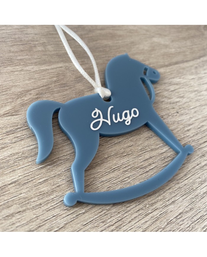 Bola de Navidad Caballito Balancín en Metacrilato con Nombre en Vinilo Bola de Navidad Caballito Balancín en Metacrilato con Nombre en Vinilo