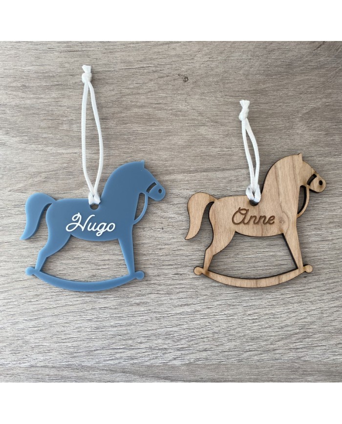 Bola de Navidad Caballito Balancín en Metacrilato con Nombre en Vinilo Bola de Navidad Caballito Balancín en Metacrilato con Nombre en Vinilo