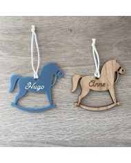 Bola de Navidad Caballito Balancín en Metacrilato con Nombre en Vinilo Bola de Navidad Caballito Balancín en Metacrilato con Nombre en Vinilo