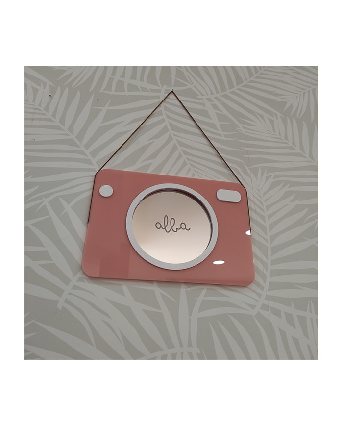 Espejo con forma de cámara con nombre grabado