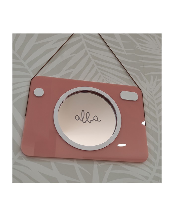 Espejo con forma de cámara con nombre grabado