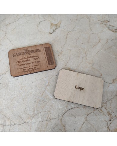 Entradas para Teatro con Fecha y Asiento Personalizadas con Nombre en Madera Grabada Entradas para Teatro con Fecha y Asiento Personalizadas con Nombre en Madera Grabada