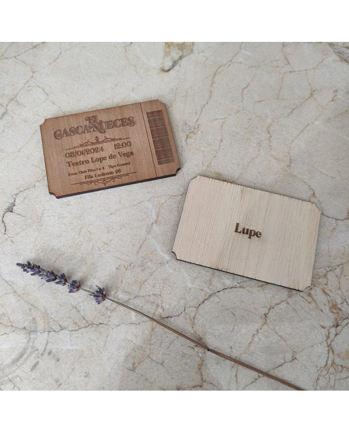 Entradas para Teatro con Fecha y Asiento Personalizadas con Nombre en Madera Grabada