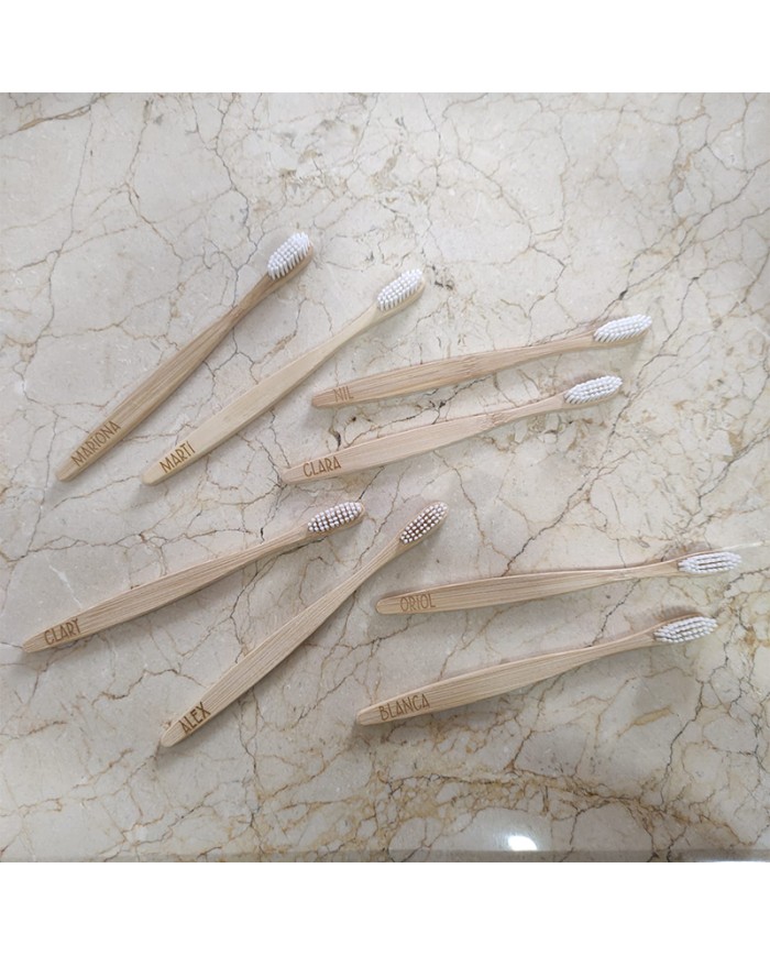 Cepillo madera bambú personalizable con el nombre o inicial