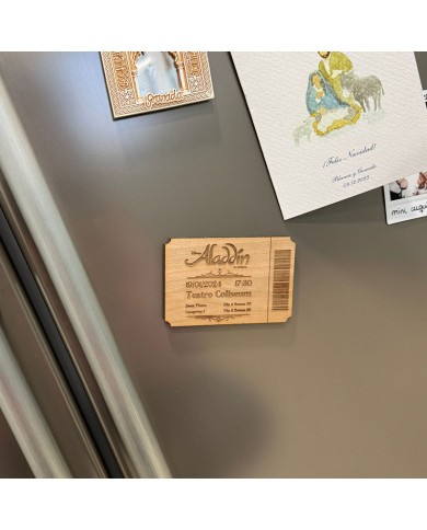 Entradas para Teatro con Fecha y Asiento Personalizadas con Nombre en Madera Grabada Entradas para Teatro con Fecha y Asiento Personalizadas con Nombre en Madera Grabada