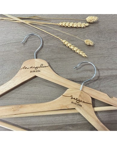 Percha Personalizada con Nombre y Fecha de Boda Grabados