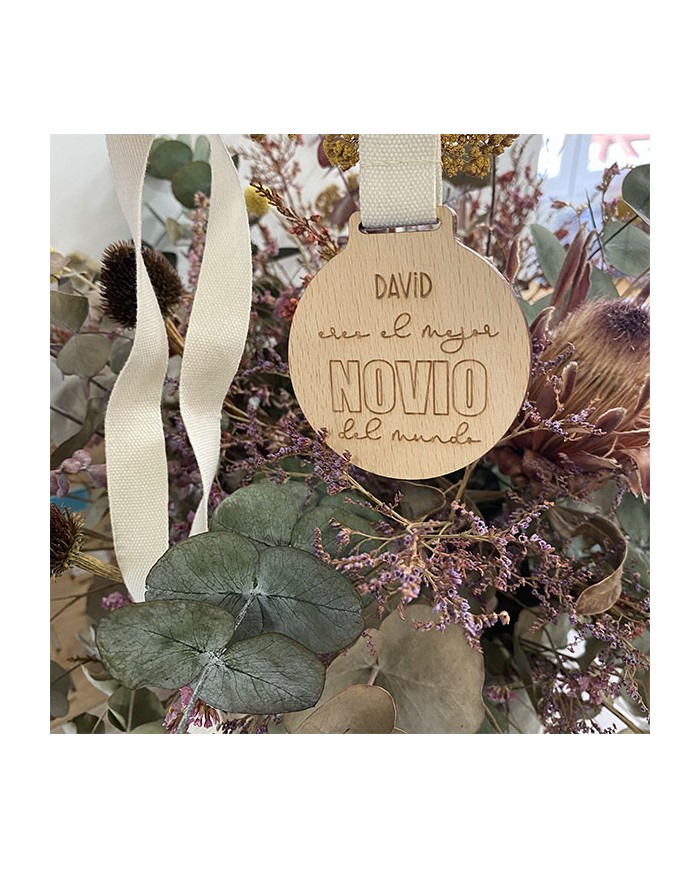 Medalla "El Mejor Novio del Mundo" o "La Mejor Novia del Mundo" de Madera Personalizada con Nombre Medalla "El Mejor Novio del Mundo" o "La Mejor Novia del Mundo" de Madera Personalizada con Nombre