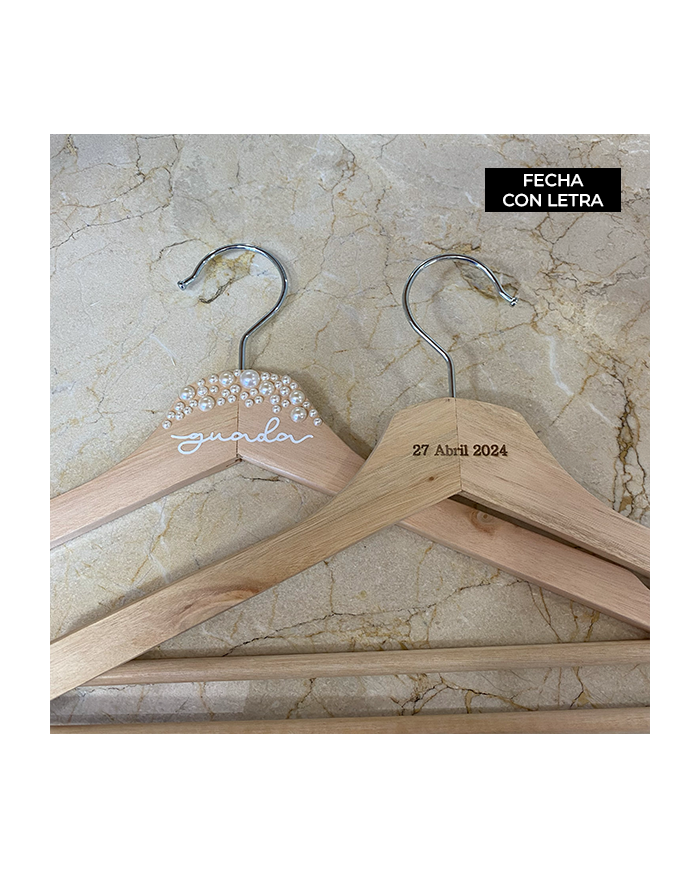 Percha con Perlas en color natural, Nombre en Vinilo Percha con Perlas en color natural, Nombre en Vinilo