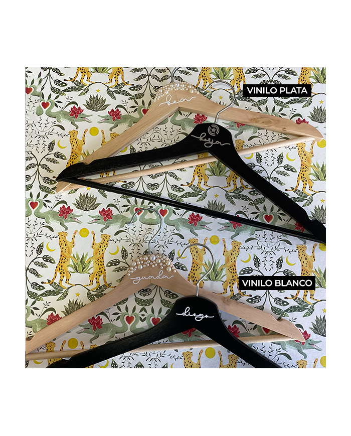 Percha con Perlas en color natural, Nombre en Vinilo Percha con Perlas en color natural, Nombre en Vinilo