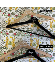 Percha con Perlas en color natural, Nombre en Vinilo Percha con Perlas en color natural, Nombre en Vinilo