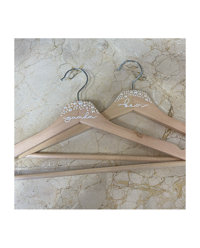 Percha con Perlas en color natural, Nombre en Vinilo Percha con Perlas en color natural, Nombre en Vinilo