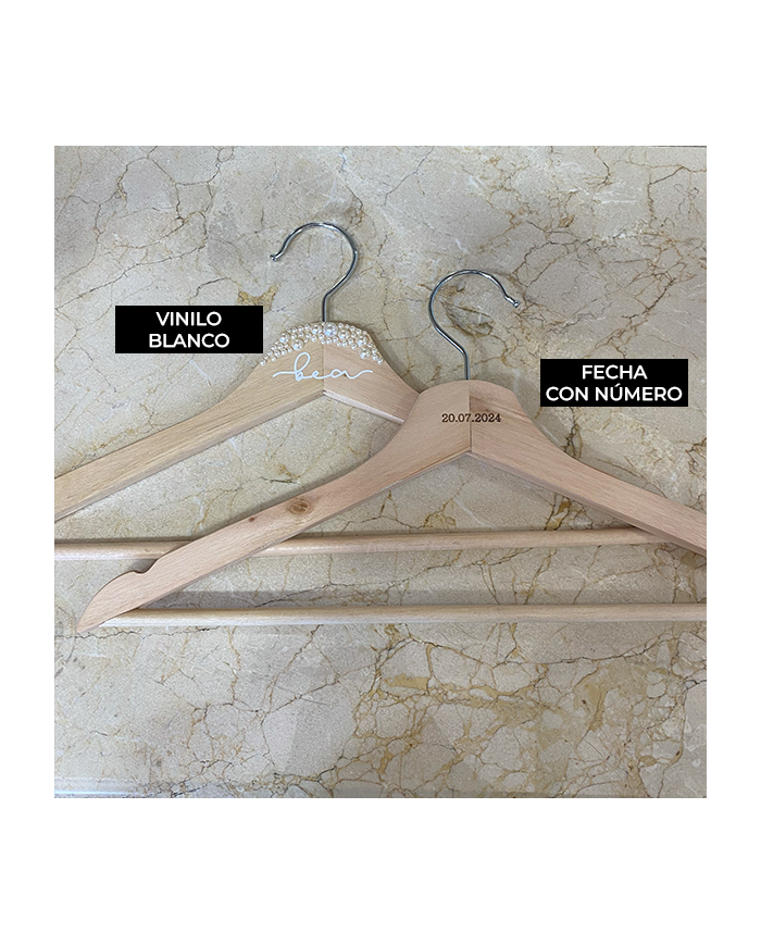 Percha con Perlas en color natural, Nombre en Vinilo Percha con Perlas en color natural, Nombre en Vinilo