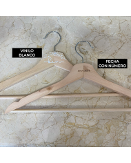 Percha con Perlas en color natural, Nombre en Vinilo Percha con Perlas en color natural, Nombre en Vinilo