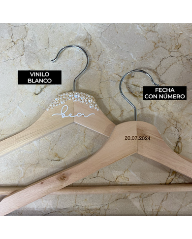 Percha con Perlas en color natural, Nombre en Vinilo