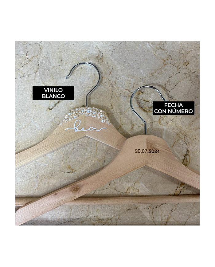Percha con Perlas en color natural, Nombre en Vinilo Percha con Perlas en color natural, Nombre en Vinilo