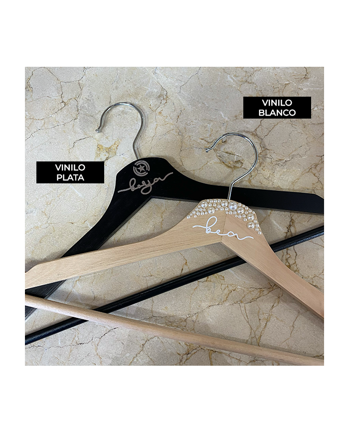 Percha con Perlas en color natural, Nombre en Vinilo Percha con Perlas en color natural, Nombre en Vinilo