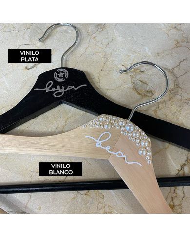 Percha con Perlas en color natural, Nombre en Vinilo