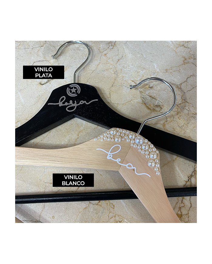 Percha con Perlas en color natural, Nombre en Vinilo Percha con Perlas en color natural, Nombre en Vinilo