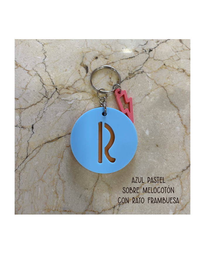 Llavero con Inicial Calada de Dos Colores y Colgante de Símbolos