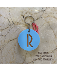 Llavero con Inicial Calada de Dos Colores y Colgante de Símbolos