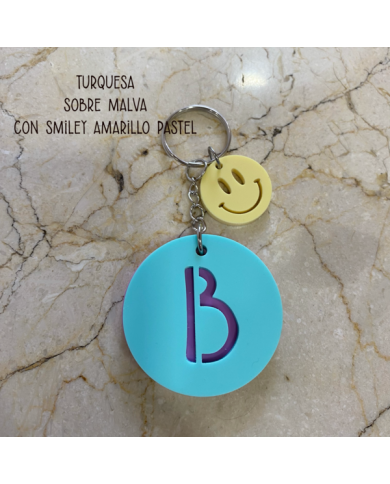 Llavero con Inicial Calada de Dos Colores y Colgante de Símbolos Llavero con Inicial Calada de Dos Colores y Colgante de Símbolos
