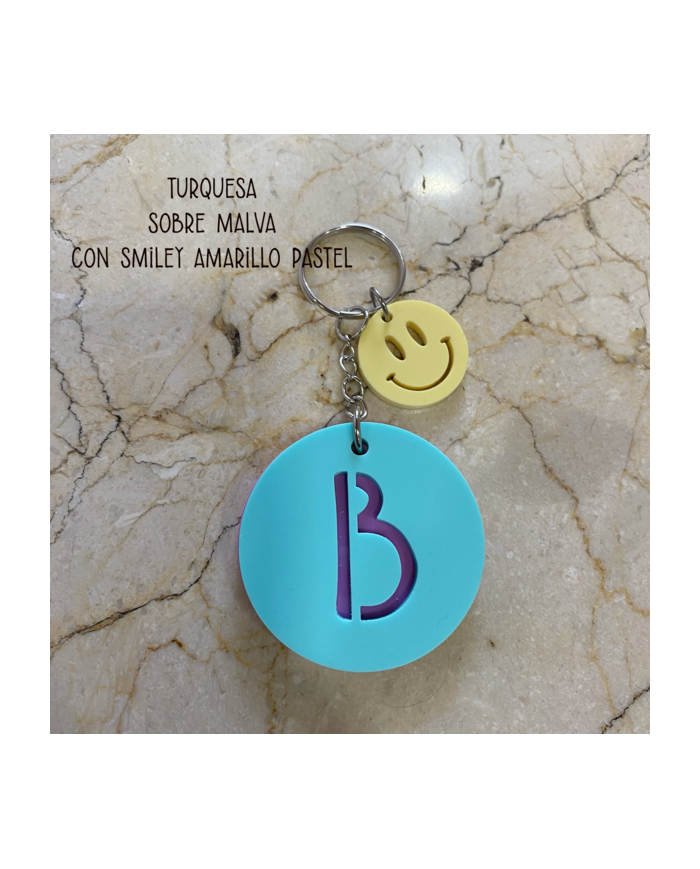 Llavero con Inicial Calada de Dos Colores y Colgante de Símbolos
