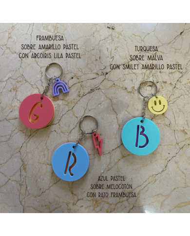 Llavero con Inicial Calada de Dos Colores y Colgante de Símbolos