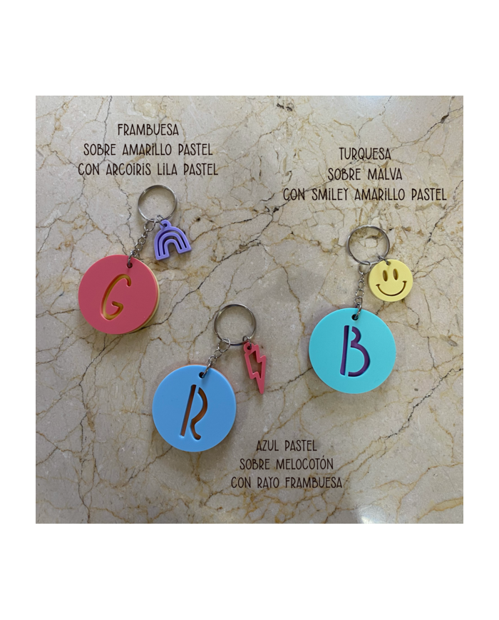 Llavero con Inicial Calada de Dos Colores y Colgante de Símbolos