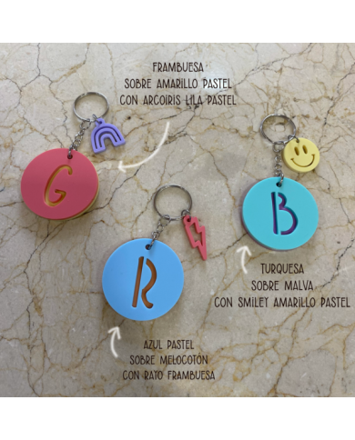 Llavero con Inicial Calada de Dos Colores y Colgante de Símbolos Llavero con Inicial Calada de Dos Colores y Colgante de Símbolos