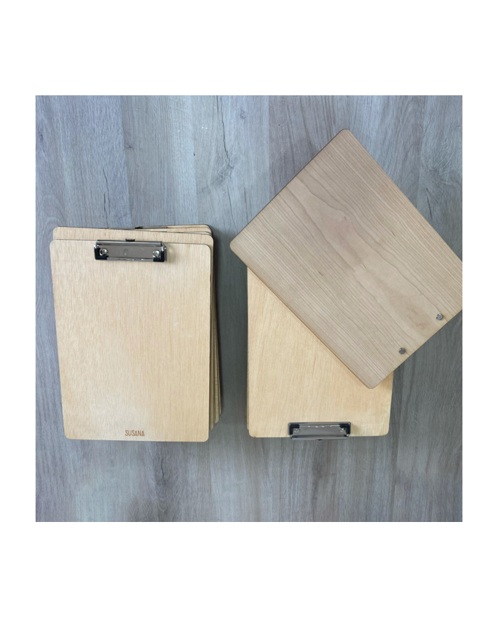 Carpeta de Madera con Pinza y Nombre Grabado