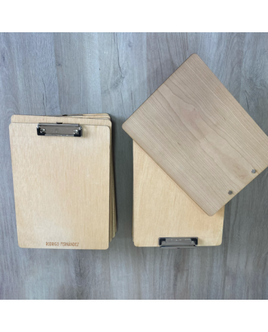 Carpeta de Madera con Pinza y Nombre Grabado Carpeta de Madera con Pinza y Nombre Grabado
