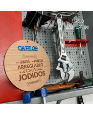 Cartel de Madera del Día del Padre "Si papá no puede arreglarlo estamos jodidos" Grabado y con Nombre en Metacrilato Cartel de Madera del Día del Padre "Si papá no puede arreglarlo estamos jodidos" Grabado y con Nombre en Metacrilato